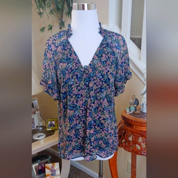 CeCe Tops - CeCe floral print blouse. Size small.  EUC